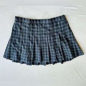 American Eagle black and gray plaid pleated skirt